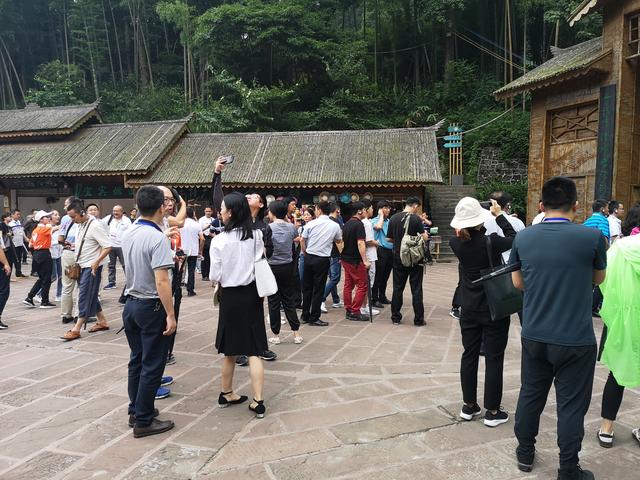 張家界黃龍洞景區(qū)導(dǎo)游講解服務(wù)全面告別"擴(kuò)音器"_網(wǎng)易訂閱