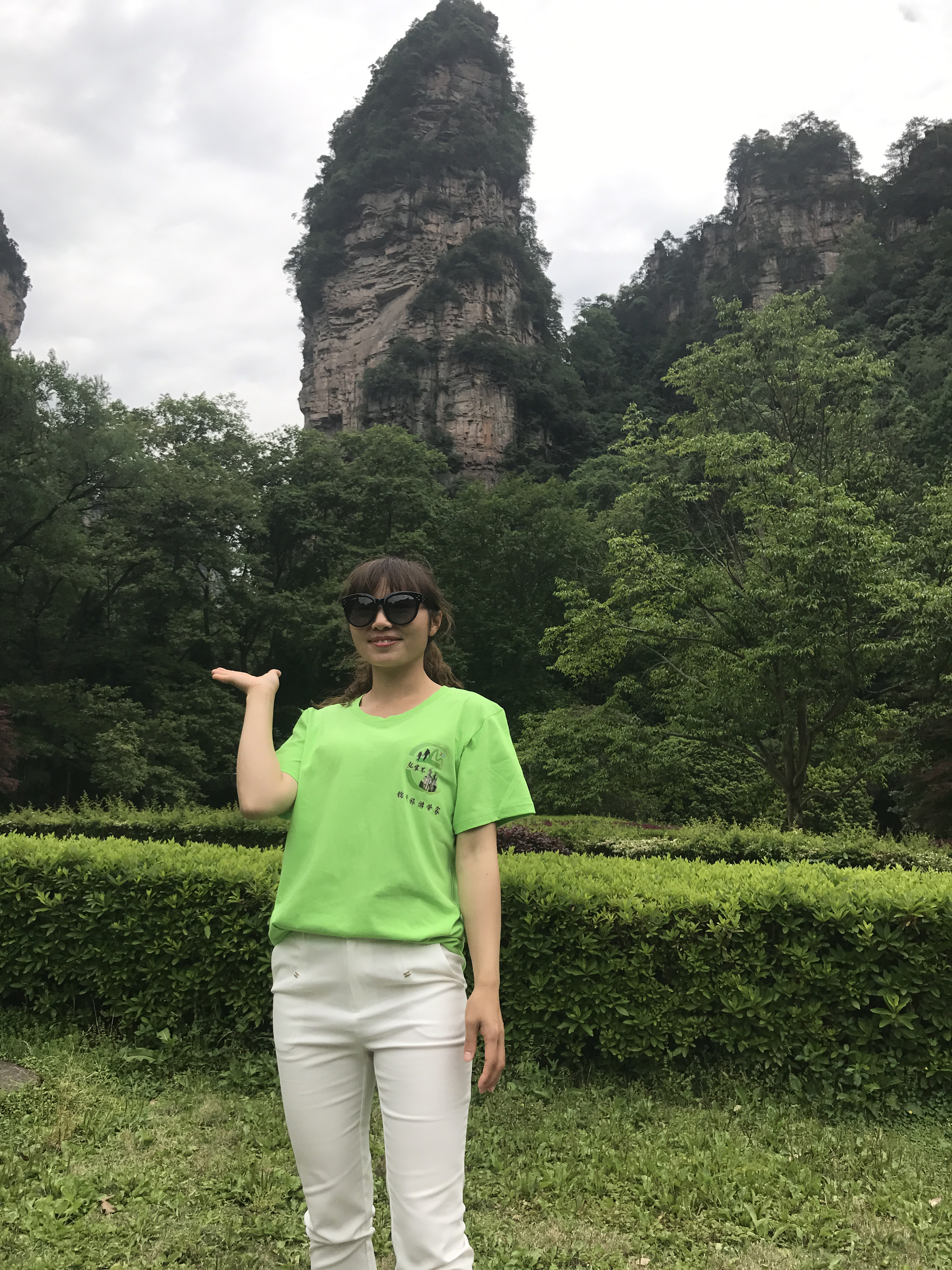 張家界純玩線路品質游 提供美女純玩導游