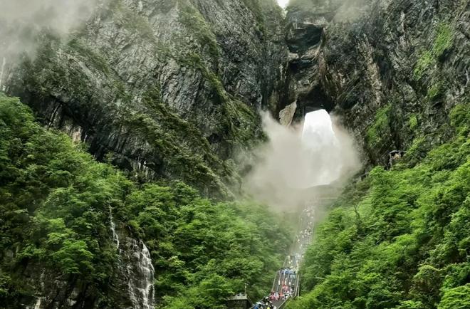 張家界跟團旅游路線,在張家界跟團應該在哪接團?